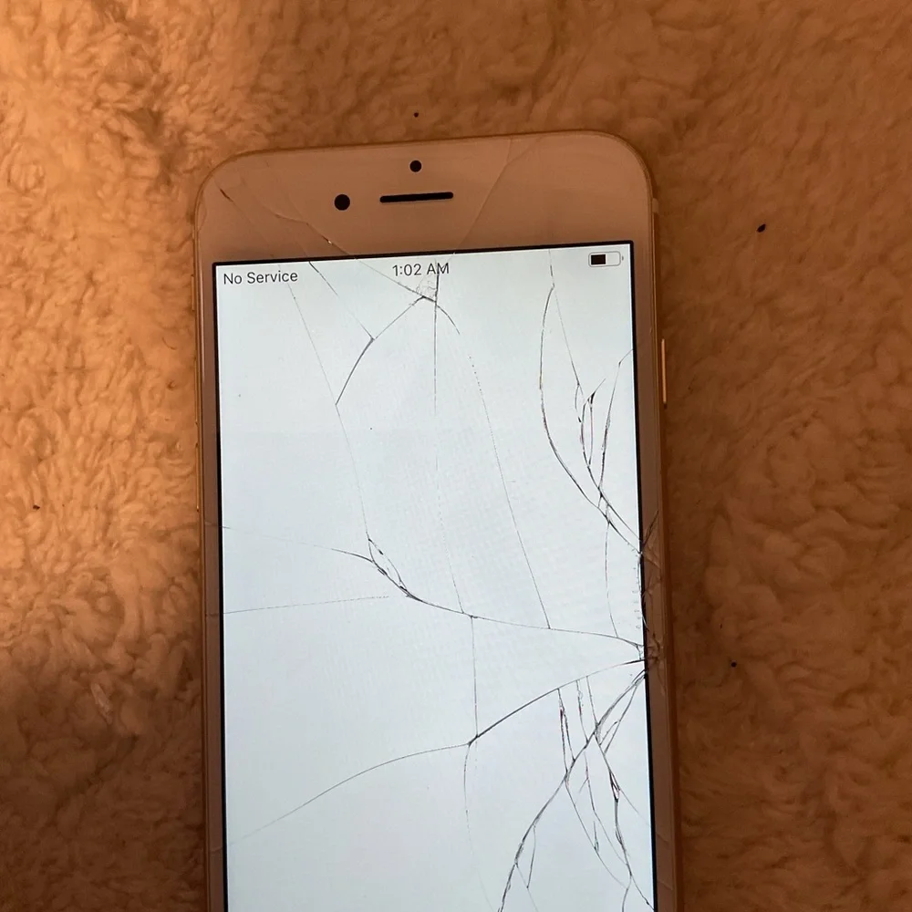 iPhone 6 Smartphone with White front/ Rose gold back 64GB cracked screen